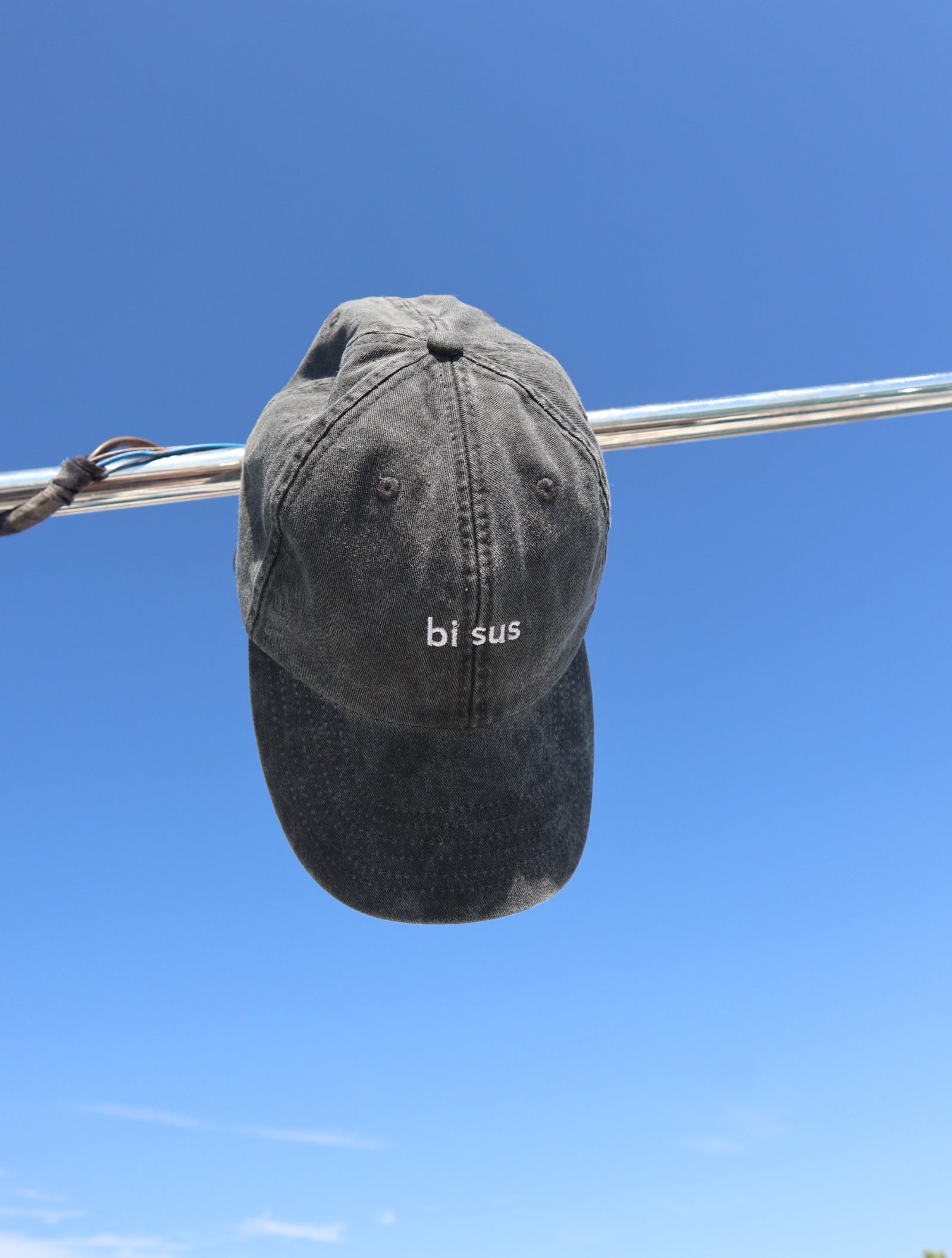 Schwarze Cap mit Schriftzug "bi sus" im Onlineshop yankiwear.com