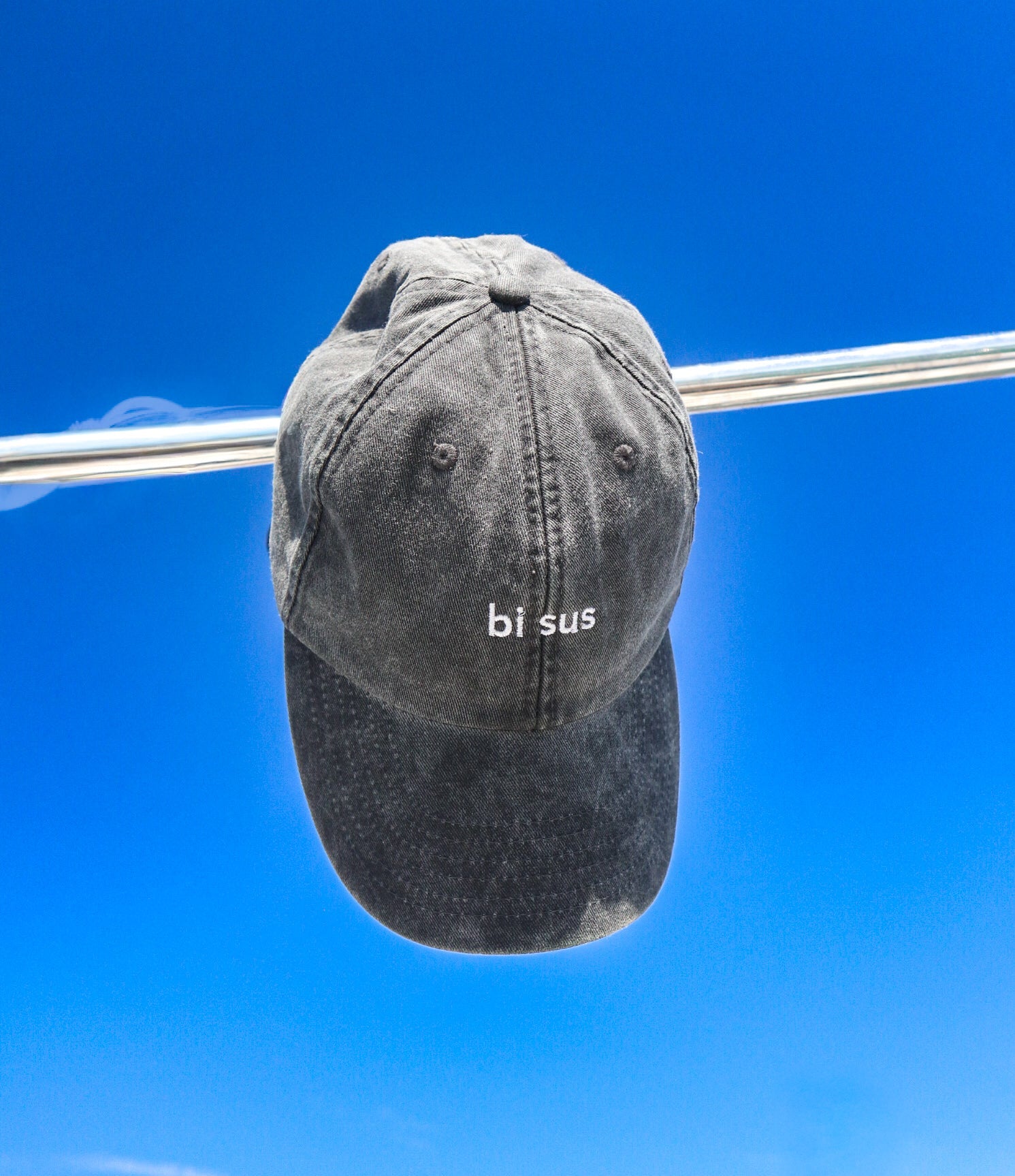 Schwarze Cap mit Spruch "bi sus" im Onlineshop Yankiwear.com 