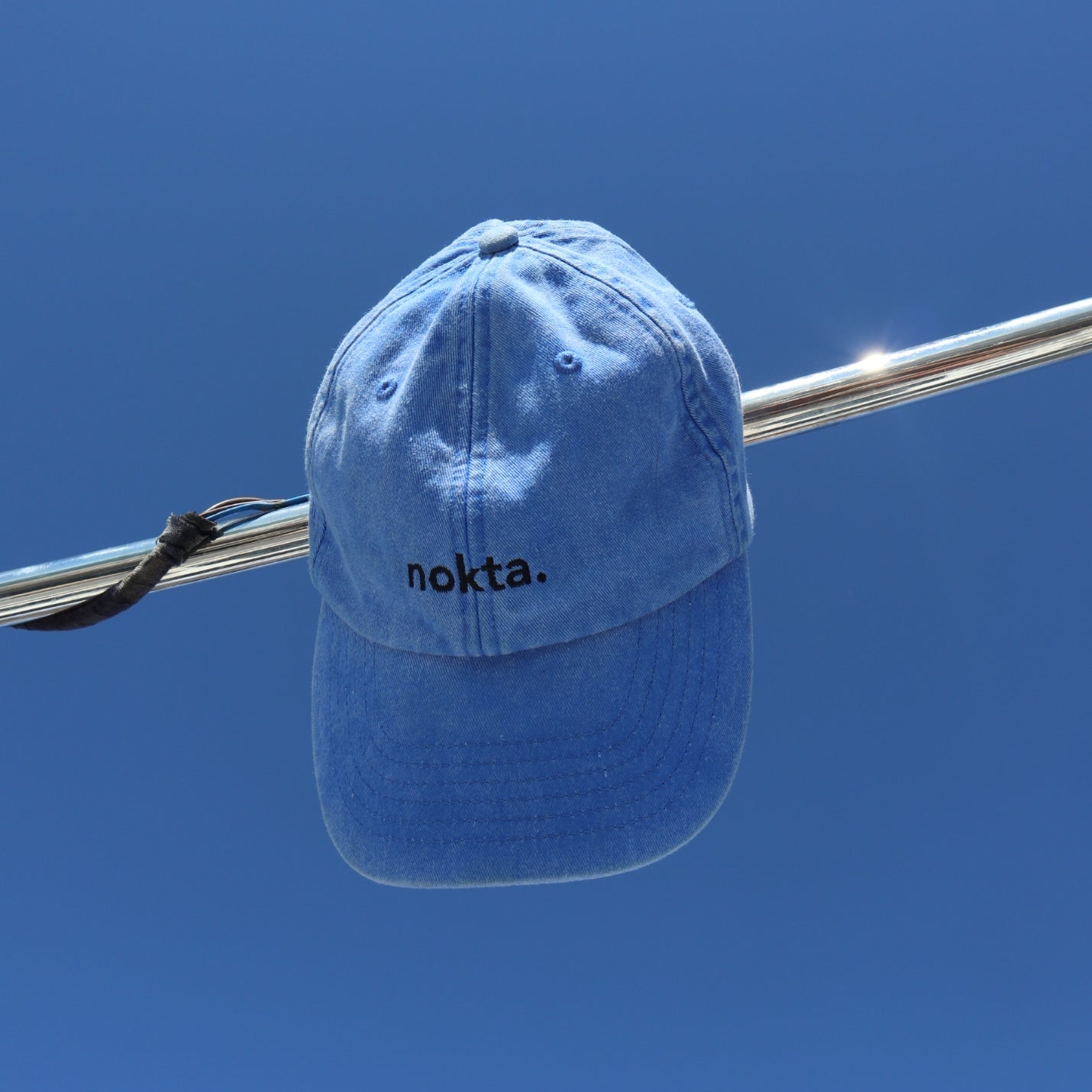 Blaue Cap mit Schriftzug "nokta" im Onlineshop yankiwear.com