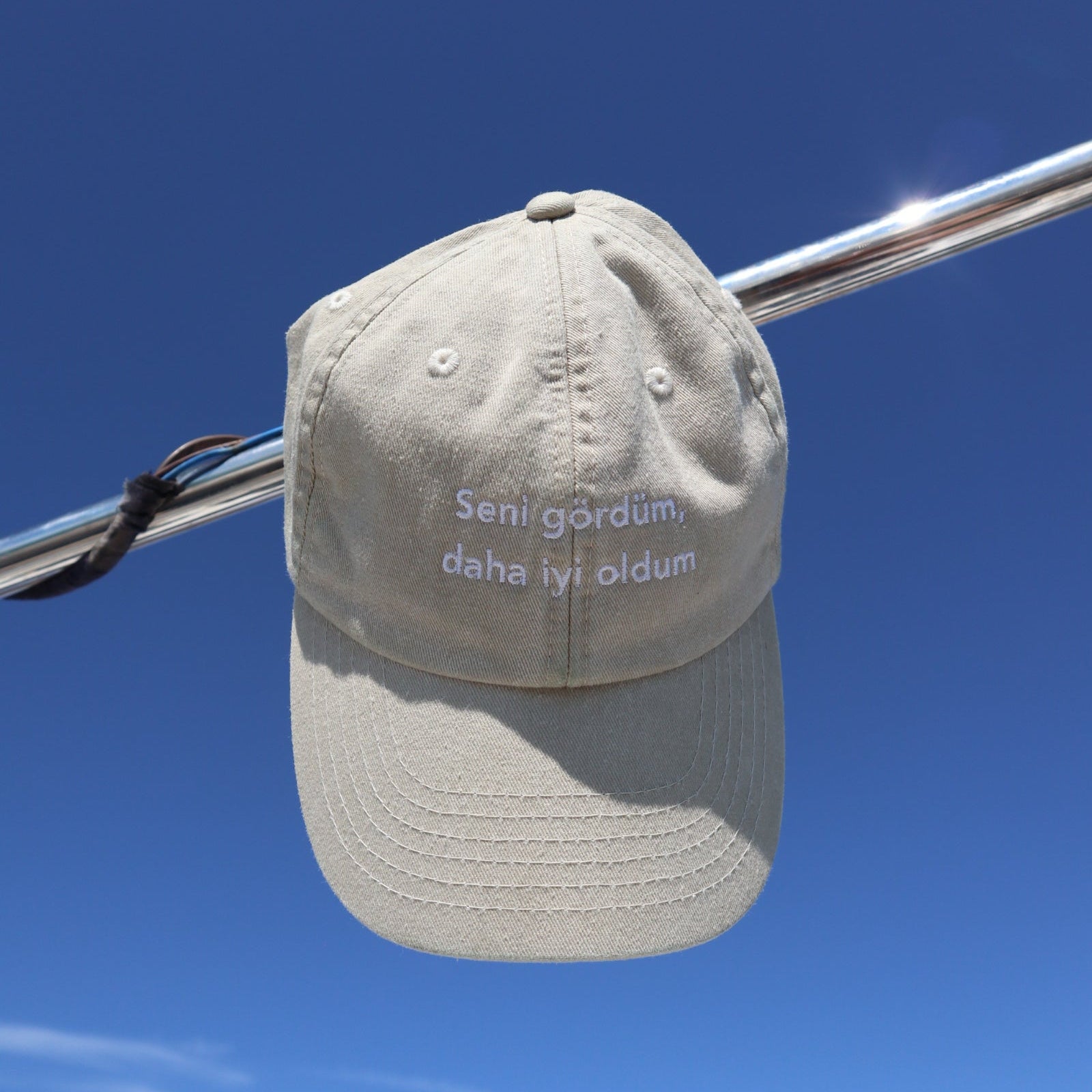 Beige Cap mit Schriftzug "seni gördüm daha iyi oldum" im Onlineshop yankiwear.com