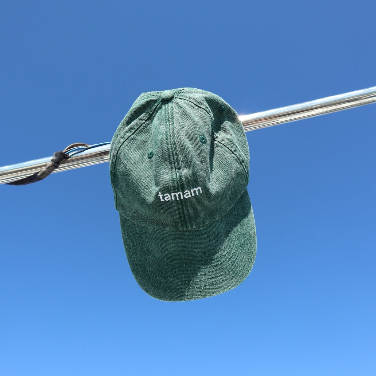 Grüne Cap mit Schriftzug "tamam" im Onlineshop yankiwear.com