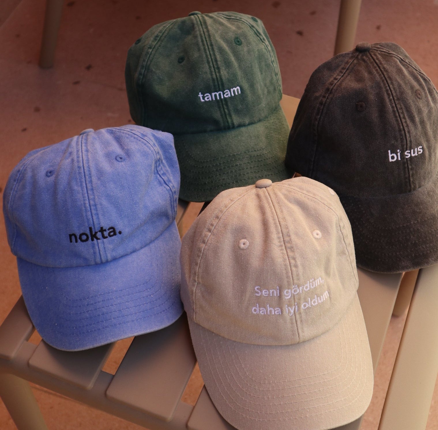 Vier Caps mit verschiedenen Motiven auf vier unterschiedlichen Farben im Onlineshop yankiwear.com